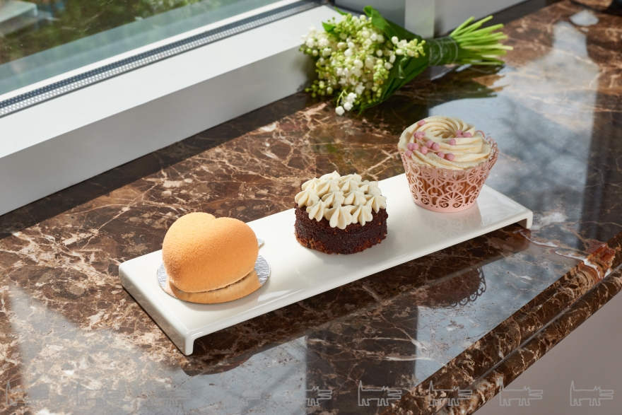 «Сердце Amore», «Дамьен шоколадный» с кремом шантильи и бисквит «Мадлен» с вишневым центром