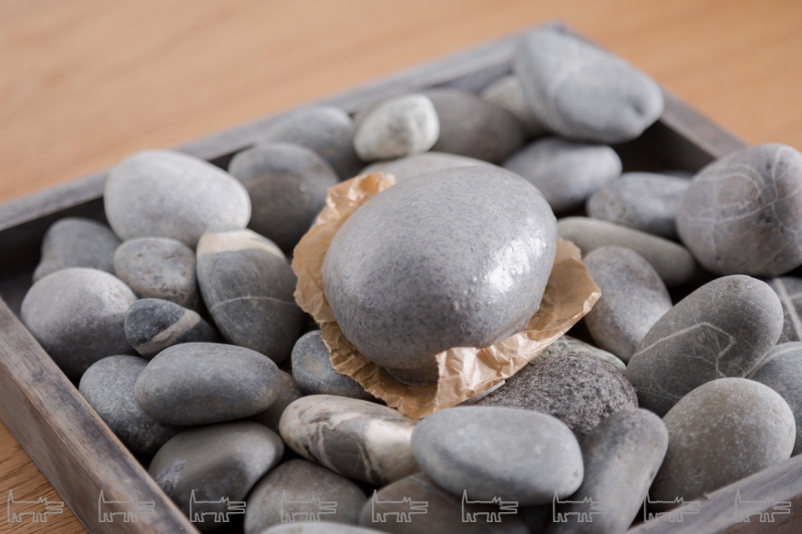 «Черноморские камни» с лимонным муссом и малиновым конфи