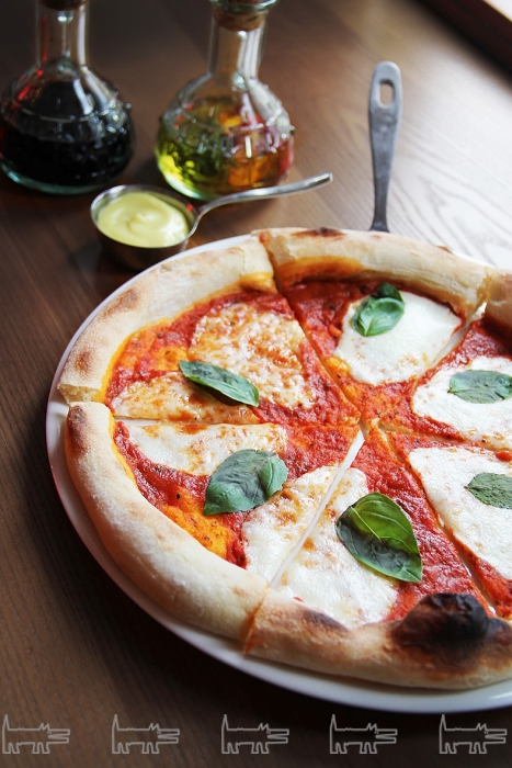 Пицца «Маргарита» с фирменным соусом для корочек