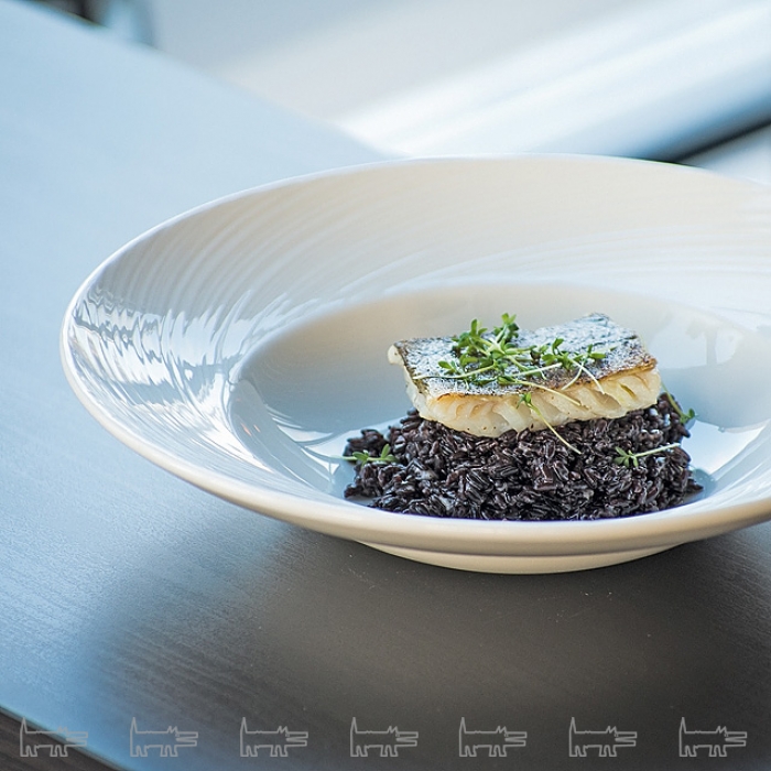 Треска с ризотто «Неро Венере» и маслом петрушки