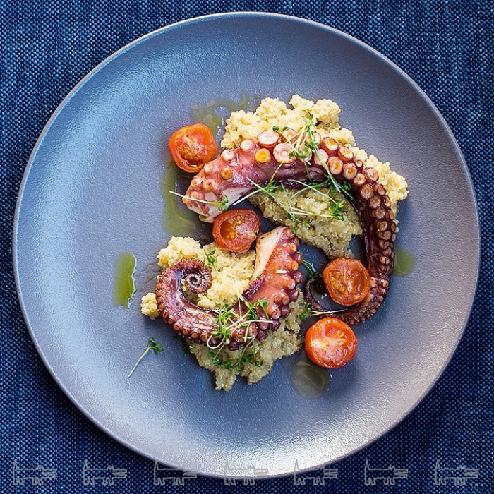 Осьминог с таджарскими маслинами, томатами черри и киноа