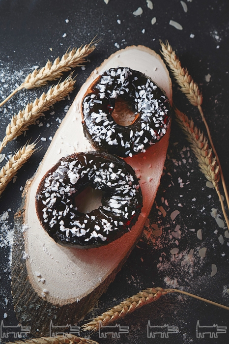 Фирменный пончик с шоколадом и кокосовой стружкой