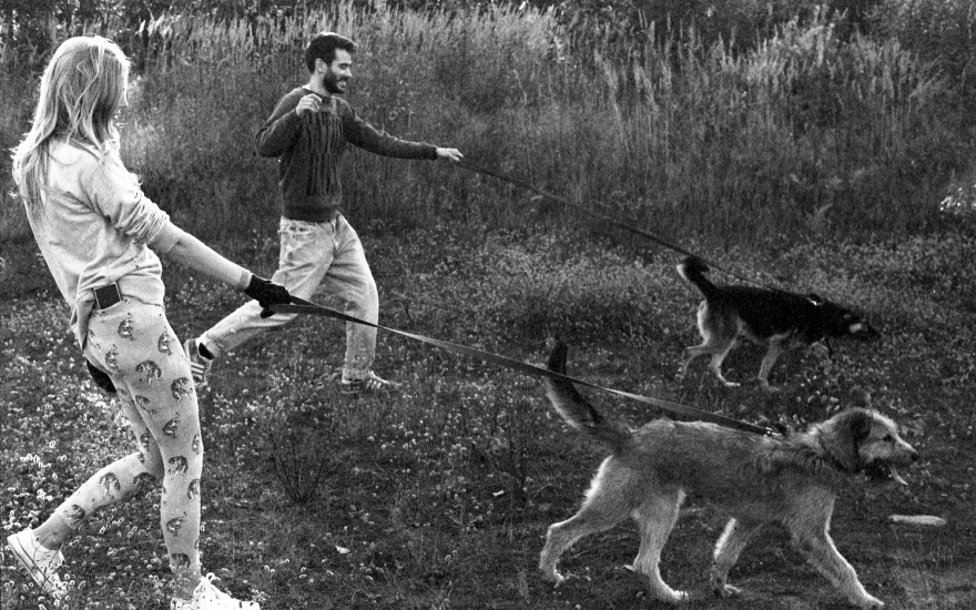 Школьная учительница Алена Кузьмина и диджей Роман Турбо, Приют для собак "Галкино подворье", посёлок Разметелево, 2017