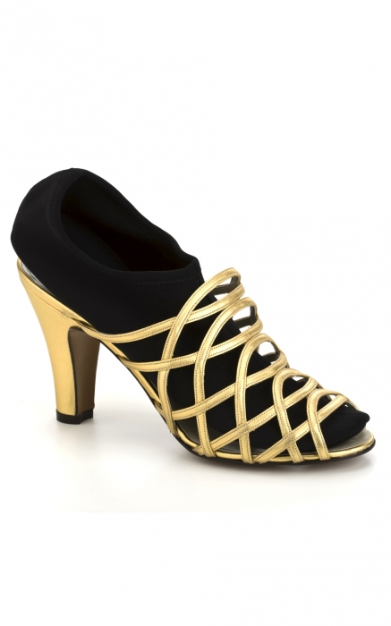 Креативный директор марки Пол Эндрю переиздает некоторые культовые модели и виртуозно интегрирует их в современные коллекции: 1951 год