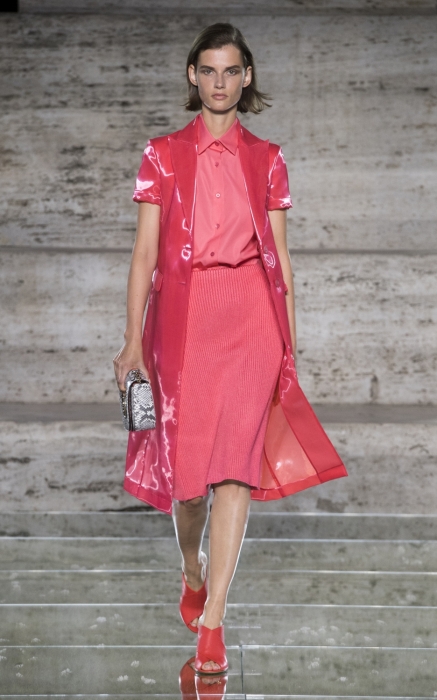 Весна-лето 2018 в линии одежды Salvatore Ferragamo — это пудровые, горчичные, охристые и малиновые оттенки