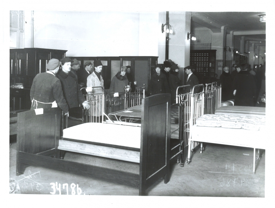 Когда-то в ДЛТ можно было найти абсолютно все, в том числе и спальные кровати, 1920-е годы