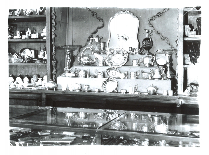 Витрины ДЛТ в 1920-е годы