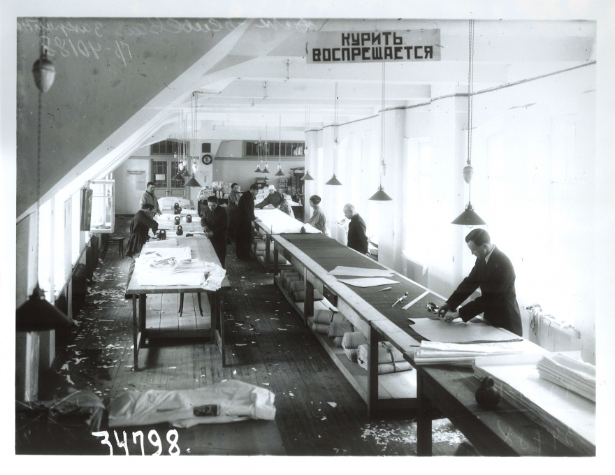 В советские годы в ДЛТ располагались собственные цеха по пошиву одежды, 1930-е годы