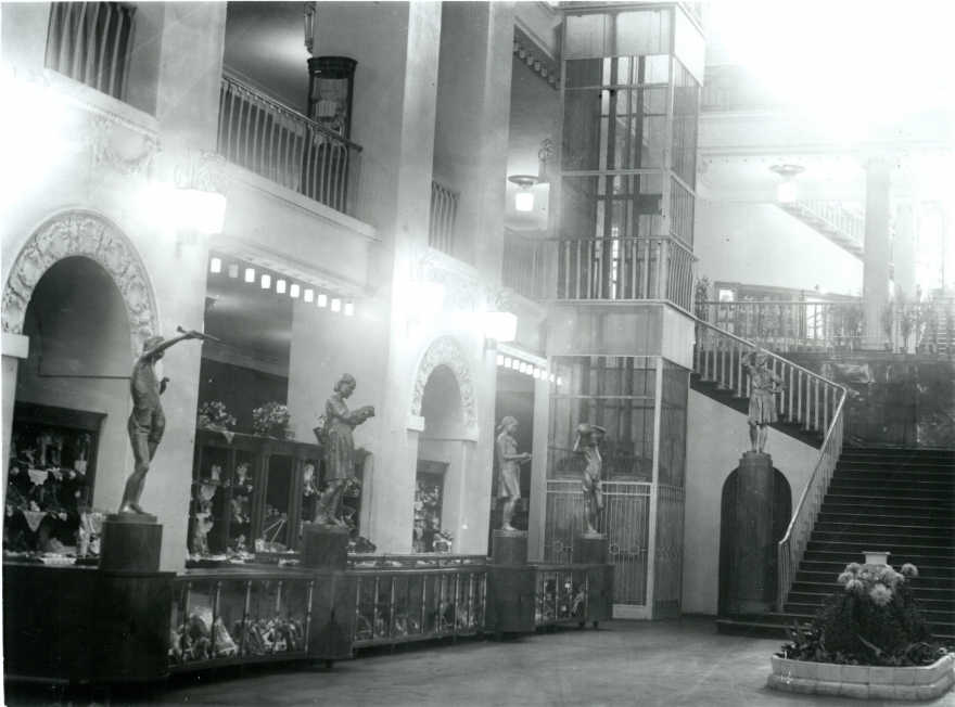 Лифт в ДЛТ, 1940-50-е годы