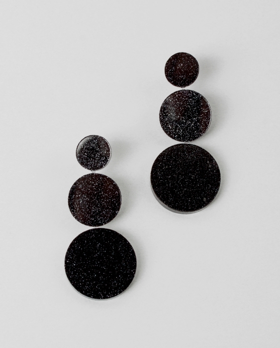 Luch Design, одна серьга – 750 рублей, две серьги – 1500 рублей («Перемена»)