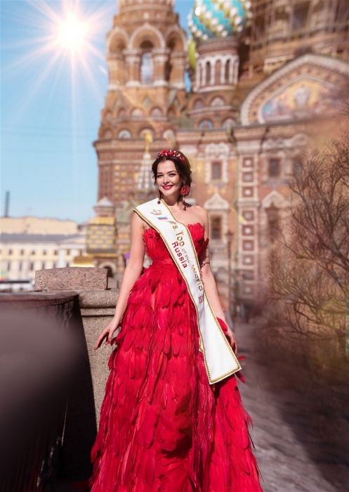 Анна Пеева-Туницкая в платье от победительницы нашего конкурса «Новые имена в дизайне» Ольги Маляровой