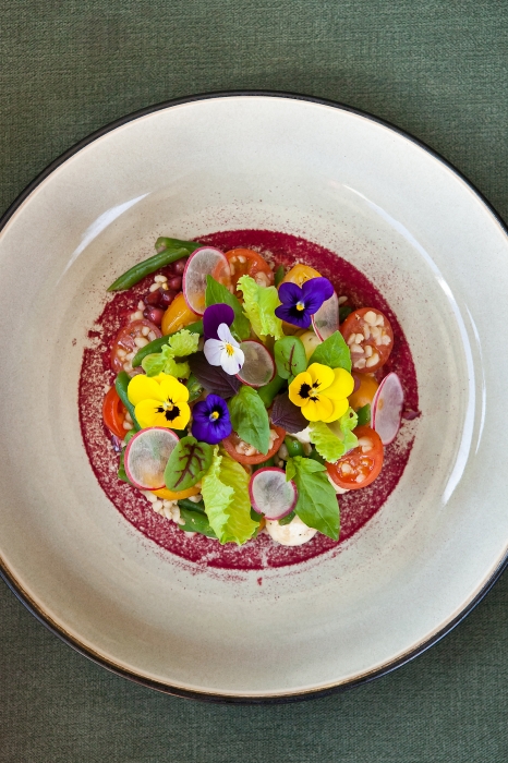 Салат с томатами и копченой моцареллой