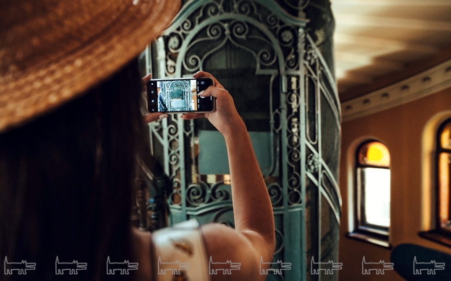 Необычная шахта лифта сделала эту парадную звездой Инстаграма