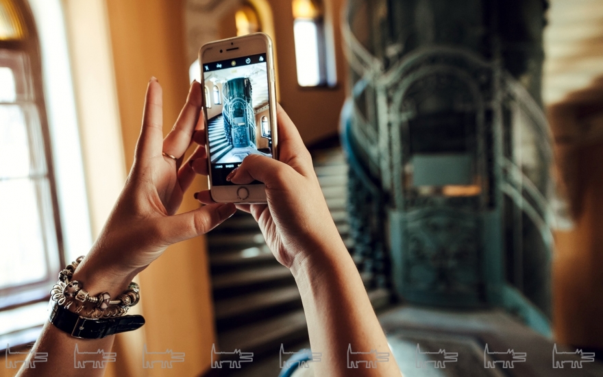 За бело-желтое оформление стен парадную прозвали «ромашкой»