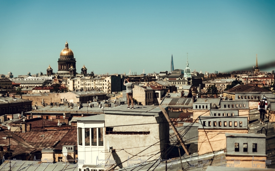 Илья Воскресенский @elivosk и Илья Бронский @idbronskiy отважно забираются на самые высокие и узкие выступы крыши