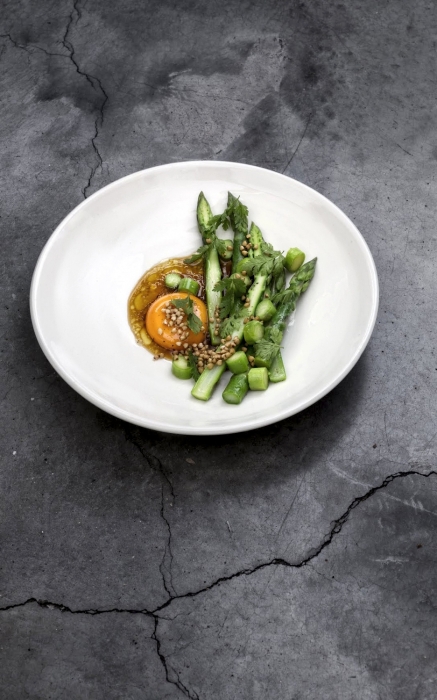 Блюдо Джеймса Лоу "Спаржа с яйцом"
