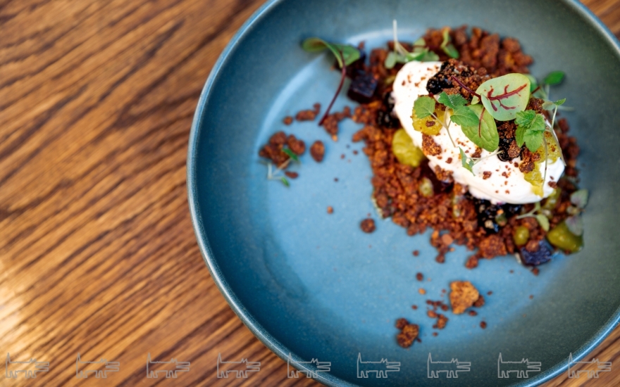 Десерт со свеклой, страчателлой и красными ягодами