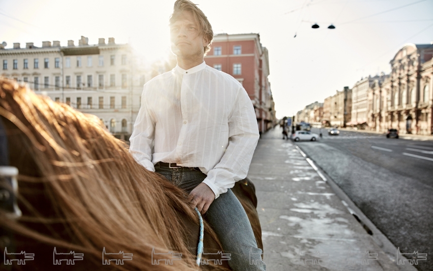 Сорочка и джинсы Saint Laurent Paris (ДЛТ), ремень Calvin Klein Jeans (Calvin Klein Jeans)