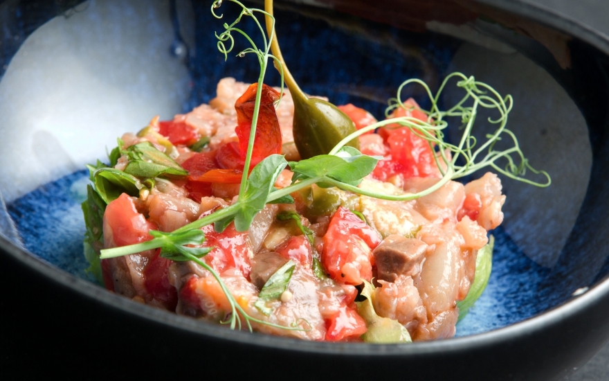 Тартар из тунца с томатами, свежим базиликом и каперсами