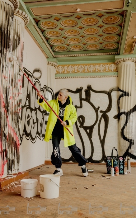 Плащ и брюки Vetements , кроссовки Adidas x Raf Simons , сумка Balenciaga (все — ДЛТ), худи Pokras Lampas Official (Pokras Lampas Official)