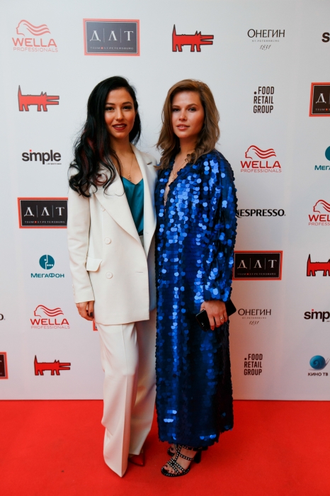 Флорида Чантурия в костюме, сшитом на заказ, и Юлия Топольницкая в Anna Sarkisova, 2017 год