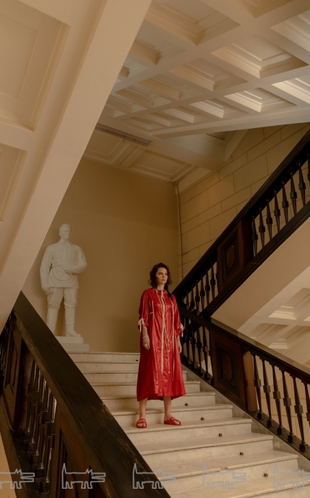 Колье и браслет из жемчуга, серьги и кольца TOUS (TOUS), плащ Calvin Klein 205W39NYC (Nevsky 152 concept store), шлепанцы Balenciaga (ДЛТ)