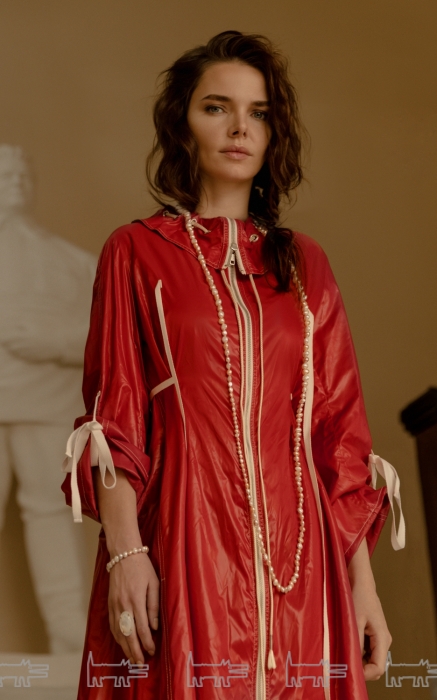 Колье и браслет из жемчуга, серьги и кольца TOUS (TOUS), плащ Calvin Klein 205W39NYC (Nevsky 152 concept store)