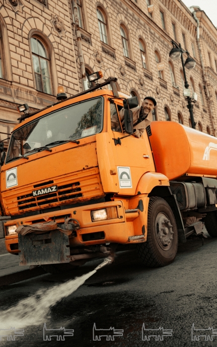 Тренч Vetements , рубашка Balenciaga , кепка Dolce & Gabbana (все — ДЛТ), водолазка Falconeri (Falconeri)