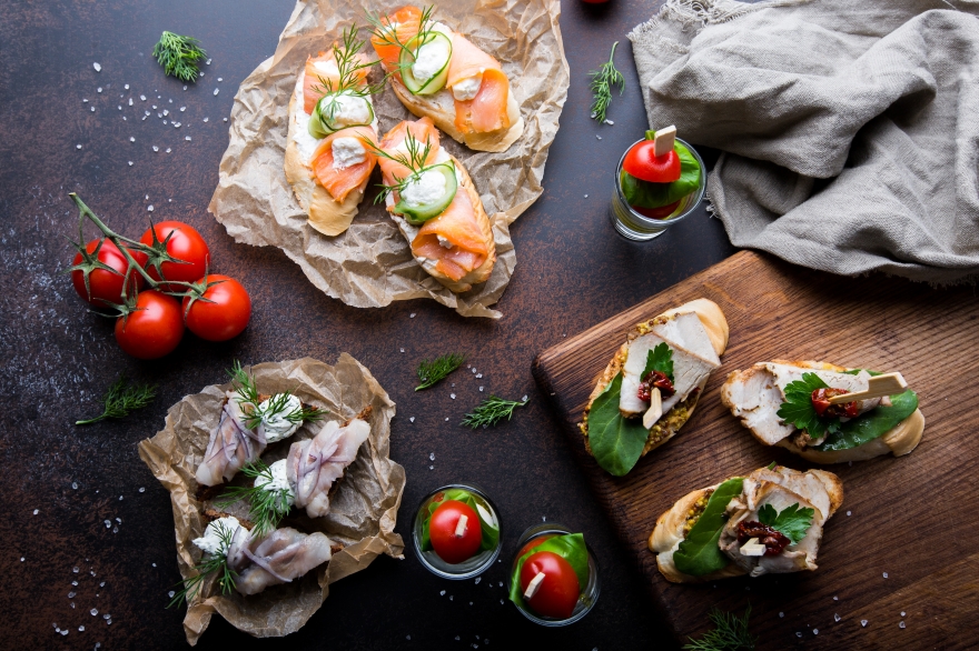 Канапе: буженина с томатом, конфи и дижонской горчицей, хрустящий тост с лососем и сливочным сыром, творожный мусс с селедкой на тосте из бородинского