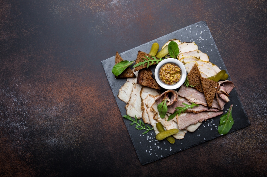 Мясное плато: буженина, пастрами из говяжьей грудинки, копченый цыпленок, корнишоны, гренки, дижонская горчица.