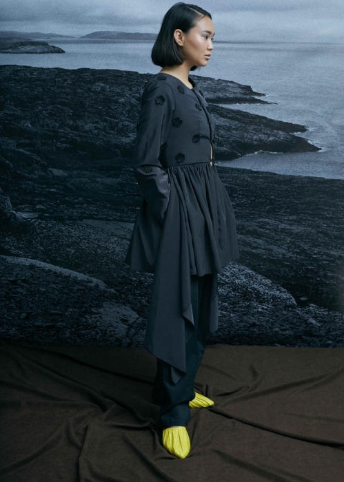 Куртка с баской и брюки Lena Maksimova, 22 100 и 13 000 рублей (lenamaksimova.com)