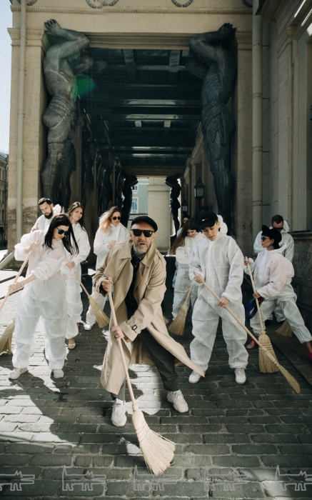Тренч Vetements , рубашка Balenciaga, брюки Isabel Benenato, кепка Dolce & Gabbana (все — ДЛТ), водолазка Falconeri (Falconeri)