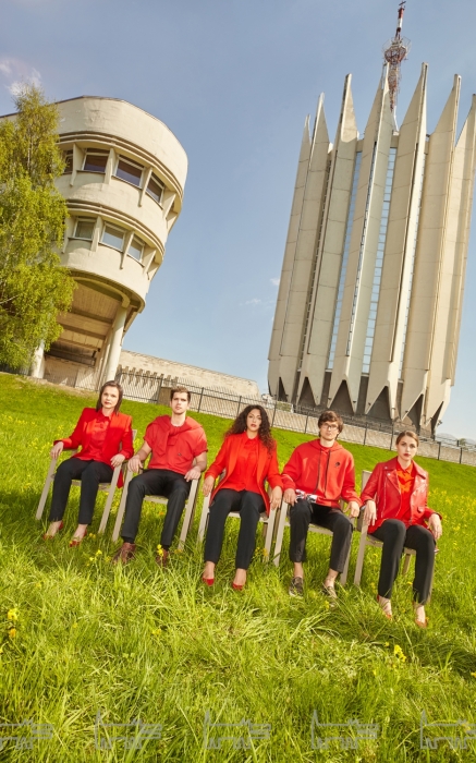 Слева направо: на Татьяне: пиджак Alexander McQueen, блуза Alaia, брюки Hugo Boss, лодочки Manolo Blahnik (все — ДЛТ); на Руслане: свитшот и футболка