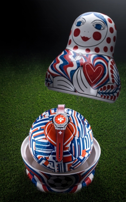 У смарт-часов в 49-миллиметровом корпусе Hublot Unico есть три варианта циферблатов — с аналоговой и диджитал-индикацией, а также обложки в цветах