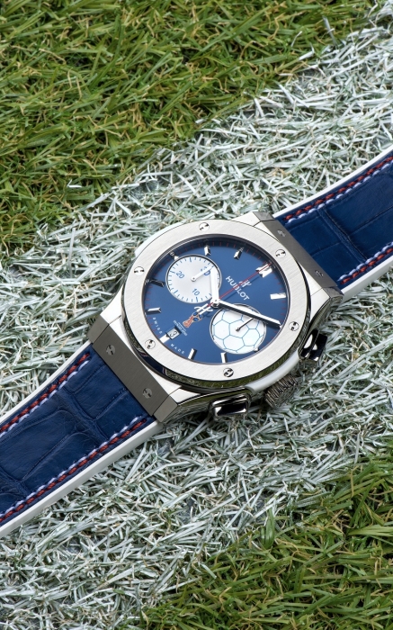 Особенность часов в 45‑миллиметровом корпусе из полированного титана — логотип чемпионата мира этого года на отметке «6 часов» и разлинованный, как