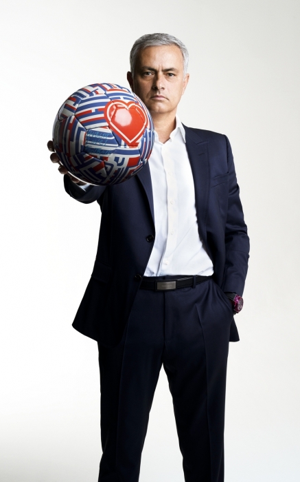 Жозе Моуринью c мячом Hublot Loves Football в дизайне Андрея Бартенева