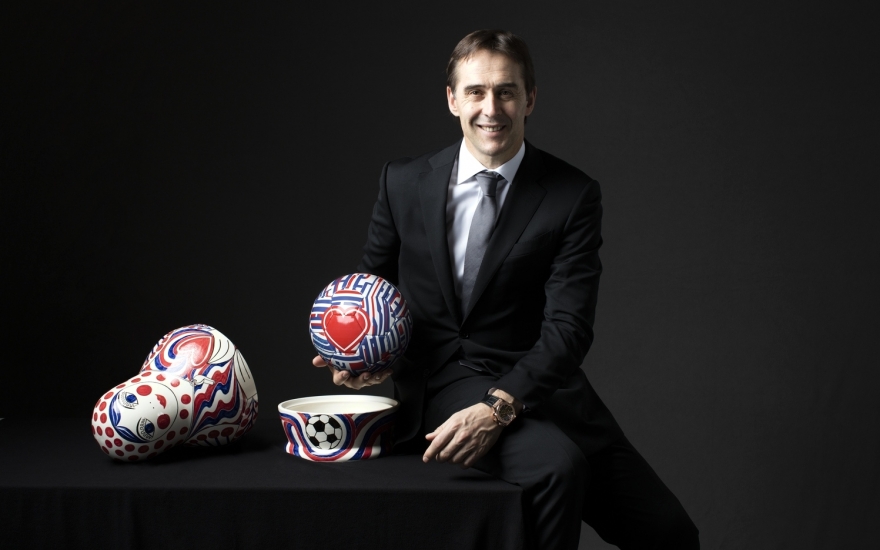 Юлен Лопетеги c мячом Hublot Loves Football в дизайне Андрея Бартенева