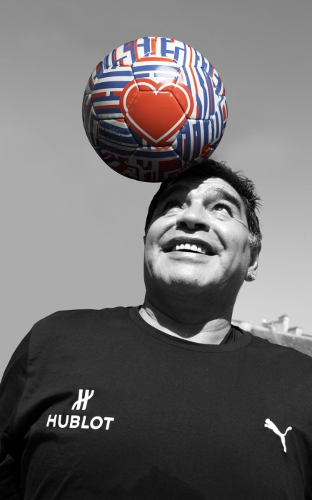 Диего Марадона c мячом Hublot Loves Football в дизайне Андрея Бартенева