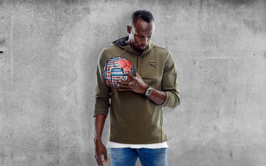 Усейн Болт c мячом Hublot Loves Football в дизайне Андрея Бартенева