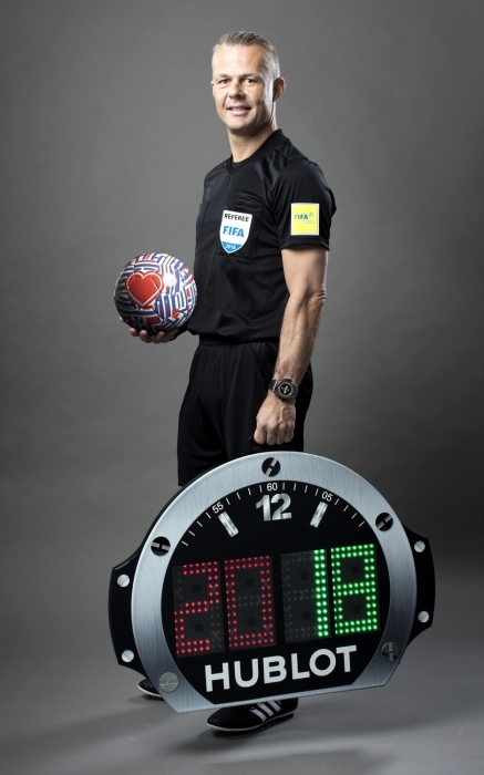Бьорн Кёйперс c мячом Hublot Loves Football в дизайне Андрея Бартенева и электронным табло в форме корпуса Big Bang