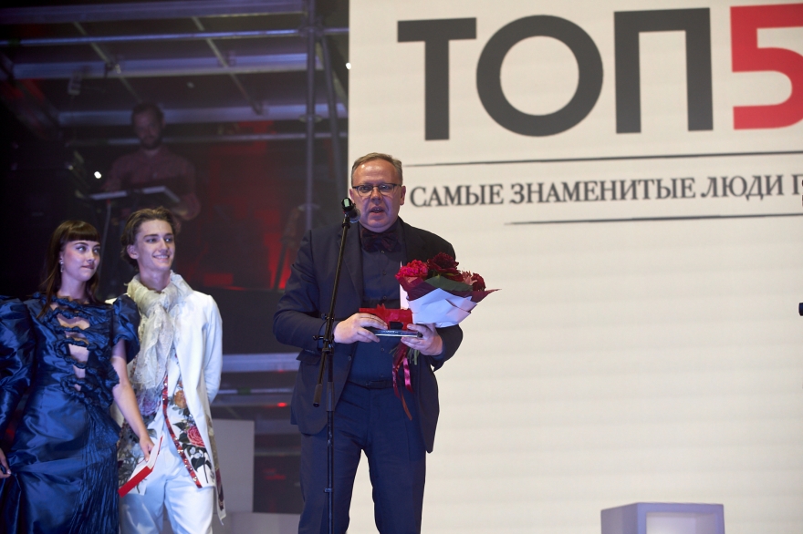 Семен Михайловский получил приз из рук балерины Мариинского театра Анастасии Швецовой и солиста Михайловского театра Джулиана Маккея