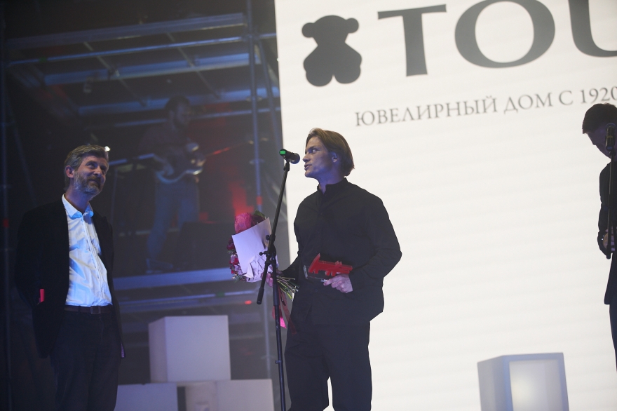 Статуэтку Евгению Ткачуку вручил режиссер Николай Хомерики