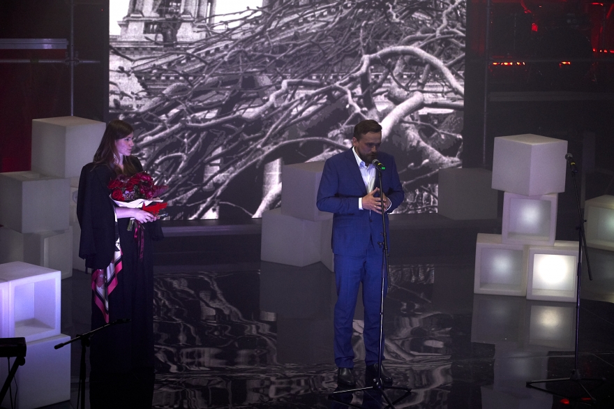 Юрию Осинину статуэтку вручила главный редактор журнала "Собака.ru" Яна Милорадовская