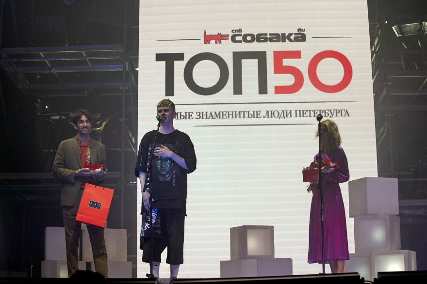 Статуэтку Покрасу Лампасу вручили дизайнеры Сергей Бондарев и Юлия Матвиенко