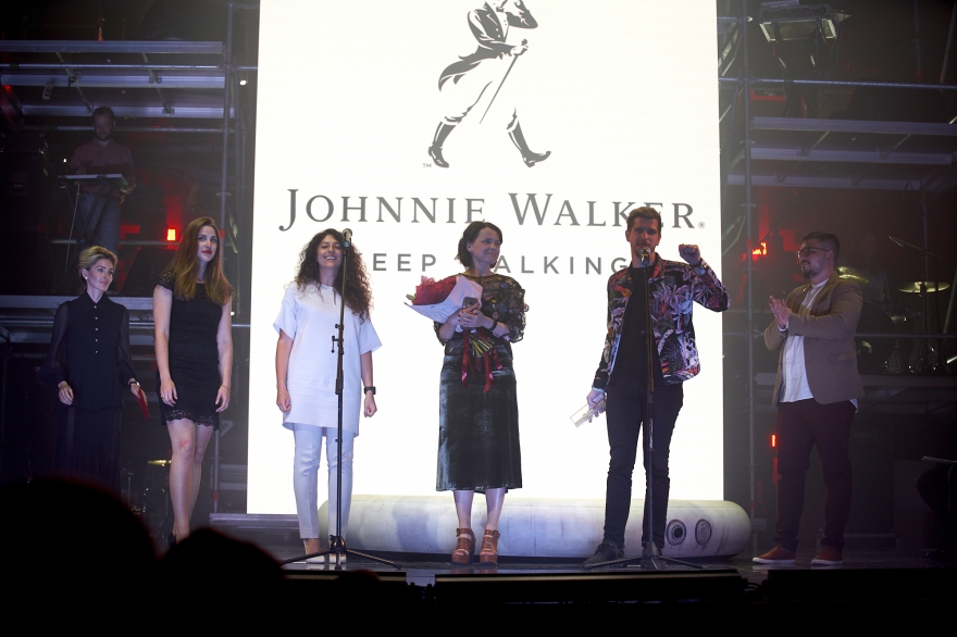Команде фестиваля "Видфест" статуэтку вручили писательница Анна Семак и бренд-амбассадор компании Diageo Михаил Падисов