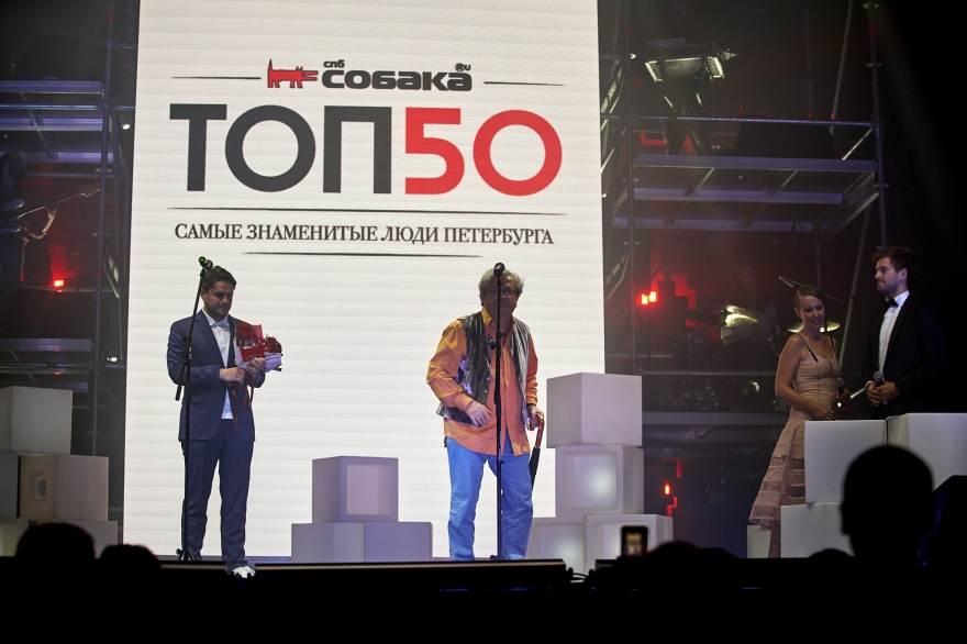 Александр Боровский получил статуэтку из рук совладельца магазина "Подписные издания" Михаила Иванова