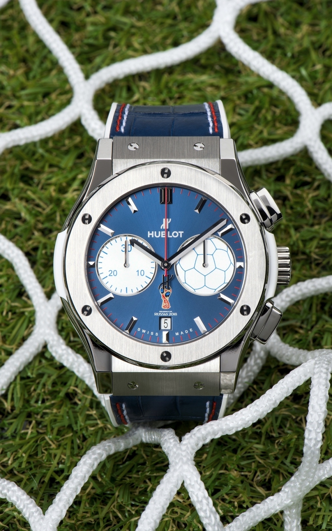 Особенность часов Classic Fusion Chronograph в 45‑миллиметровом корпусе из полированного титана — логотип чемпионата мира этого года на отметке «6