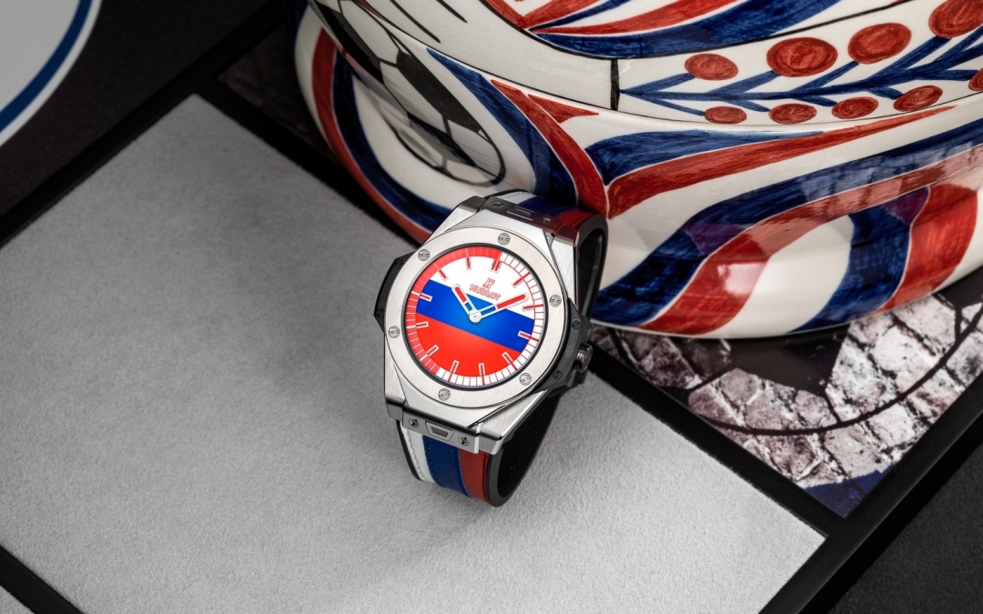 У смарт-часов Big Bang Referee в 49-миллиметровом корпусе Hublot Unico есть три варианта циферблатов — с аналоговой и диджитал-индикацией, а также