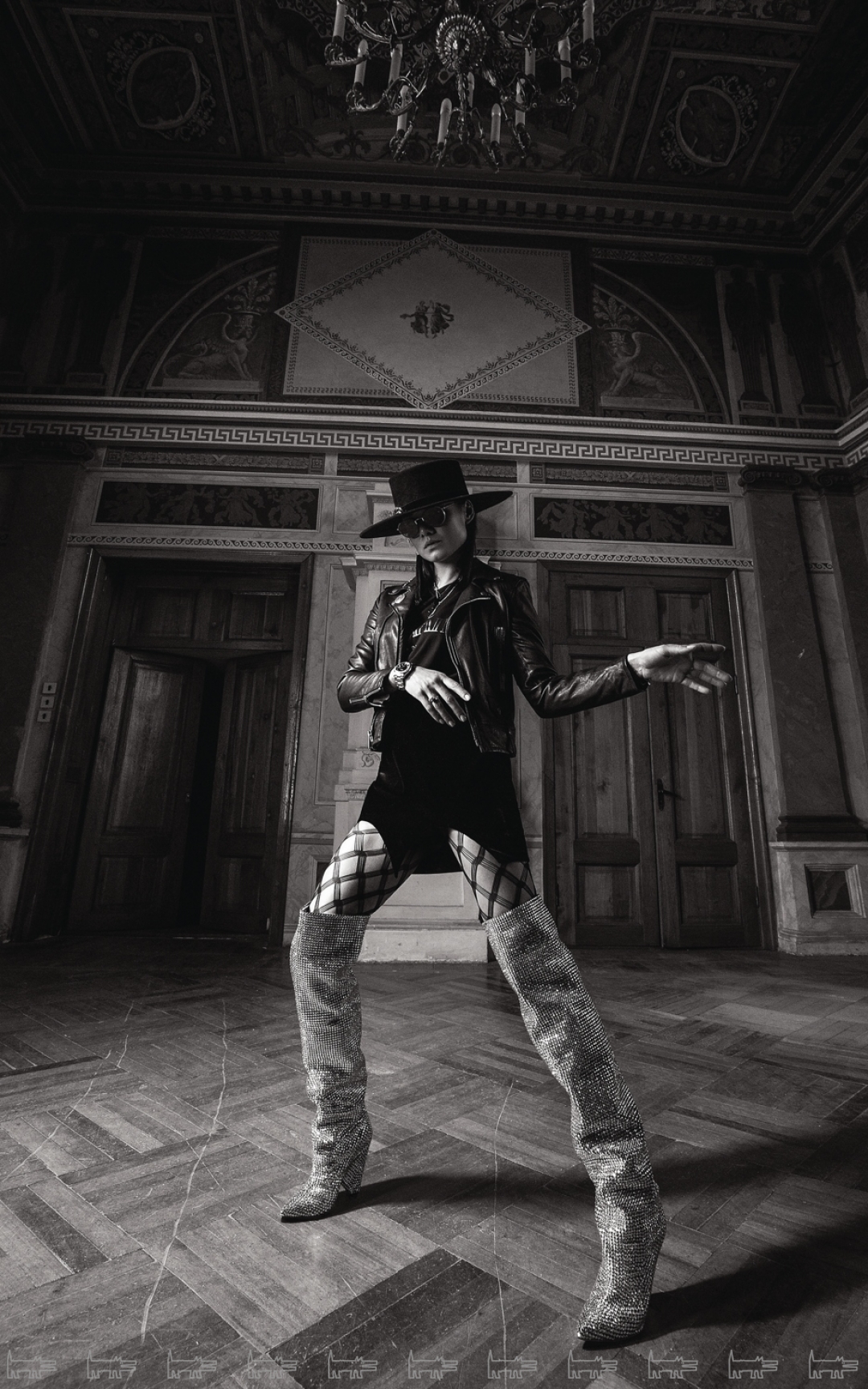 Косуха, юбка, ботфорты, цепь и серьга Saint Laurent Paris, майка Balmain, очки Dita (все — ДЛТ), часы Rolex (Mercury/ДЛТ), шляпа Cocoshnick