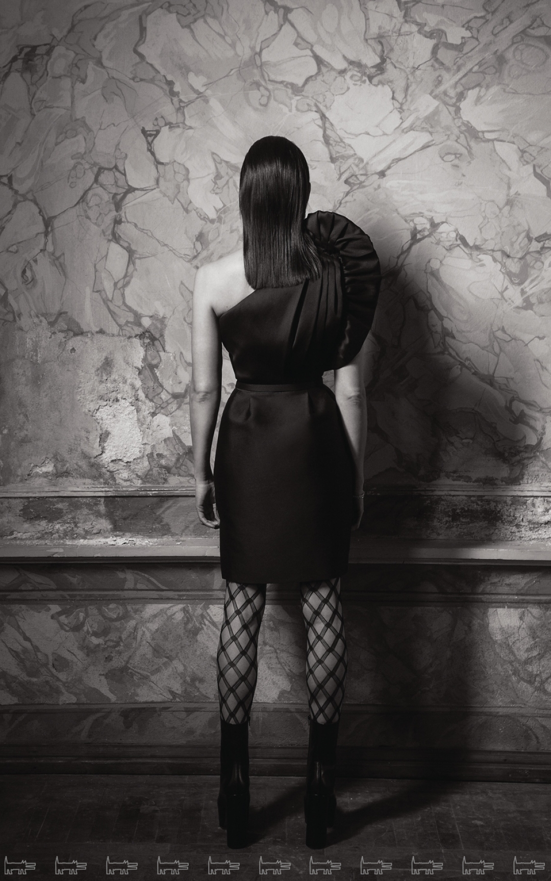 Платье Stella McCartney, ботильоны Vetements (все — ДЛТ), колготки Calzedonia (Calzedonia)